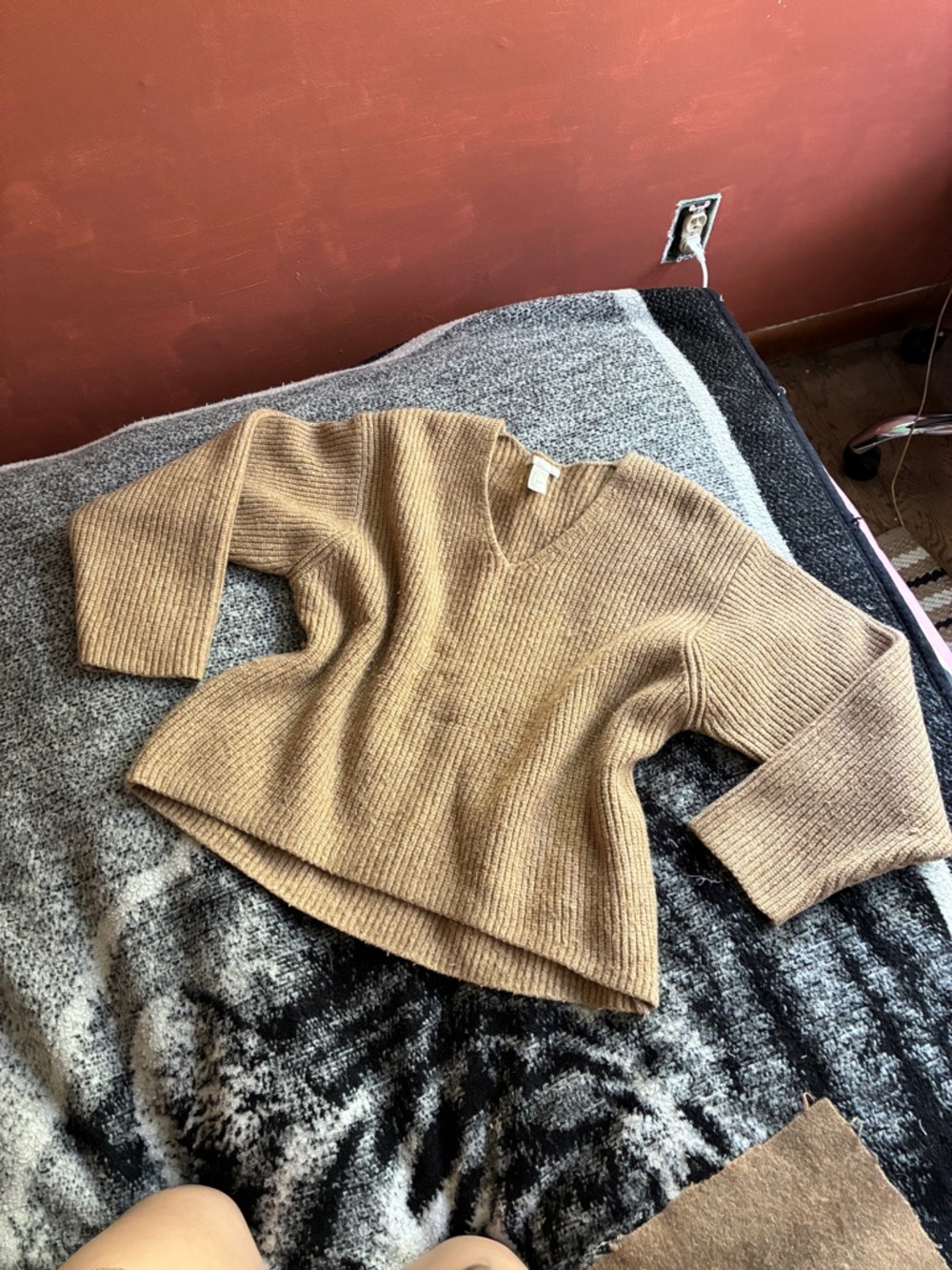 H&M v-neck sweater, fits size s/m
